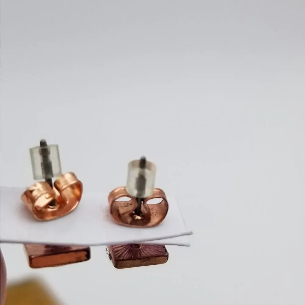 Copper tone hammered squared earrings. E0140